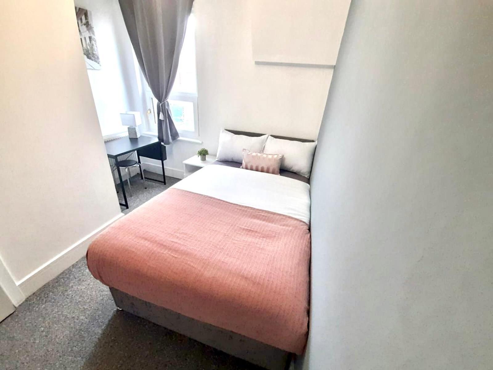 4 Double Bed En-suite Bathroom House Guest house Liverpool